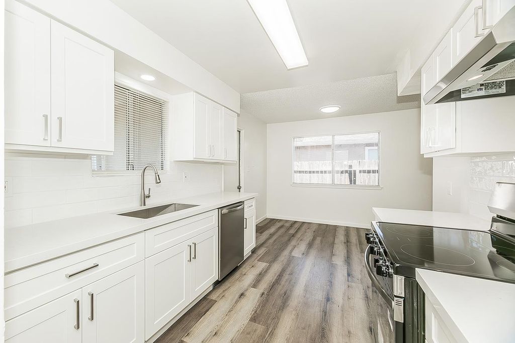 Image 8 of property listing at 916 W Holland Avenue, Clovis, CA 93612