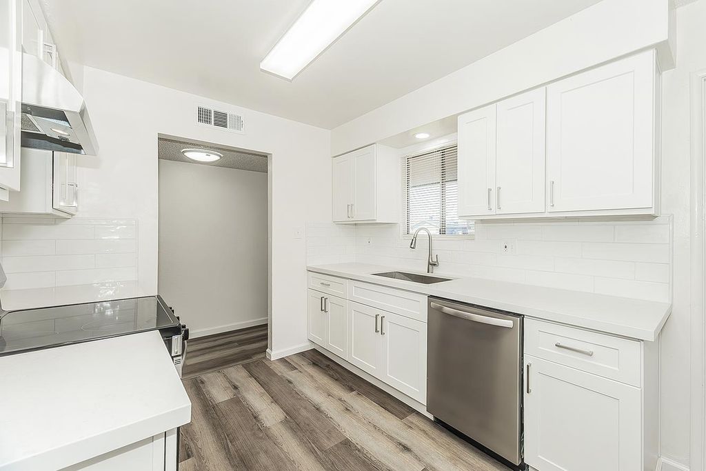 Image 9 of property listing at 916 W Holland Avenue, Clovis, CA 93612