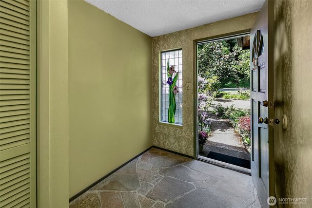 7070 94th Avenue SE, Mercer Island, WA 98040