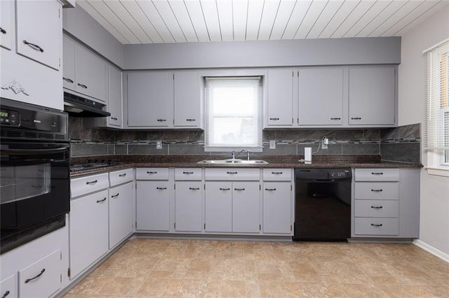 1405 NE 72 Street, Gladstone, MO 64118