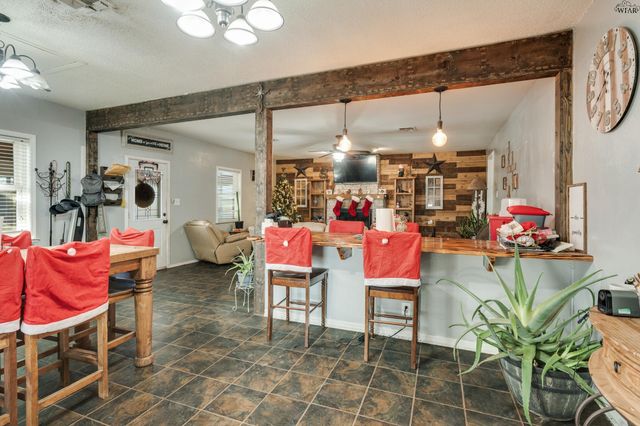 125 SOUTH GATE GARDENS STREET, Iowa Park, TX 76367