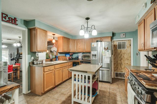 125 SOUTH GATE GARDENS STREET, Iowa Park, TX 76367