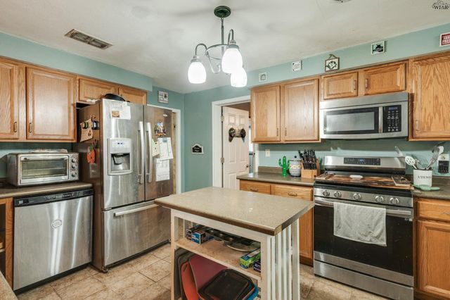 125 SOUTH GATE GARDENS STREET, Iowa Park, TX 76367