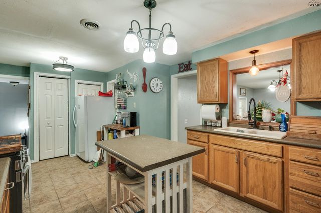 125 SOUTH GATE GARDENS STREET, Iowa Park, TX 76367