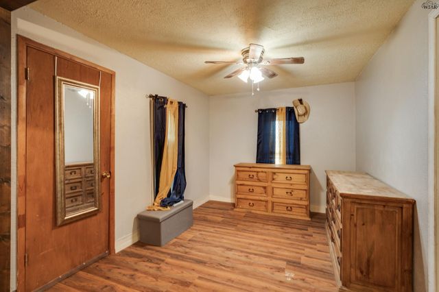 125 SOUTH GATE GARDENS STREET, Iowa Park, TX 76367