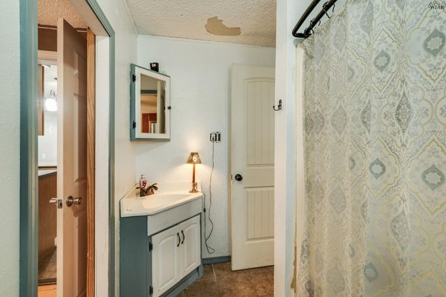 125 SOUTH GATE GARDENS STREET, Iowa Park, TX 76367