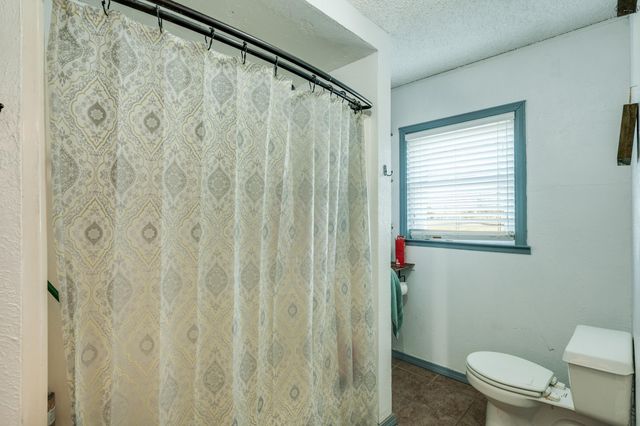 125 SOUTH GATE GARDENS STREET, Iowa Park, TX 76367