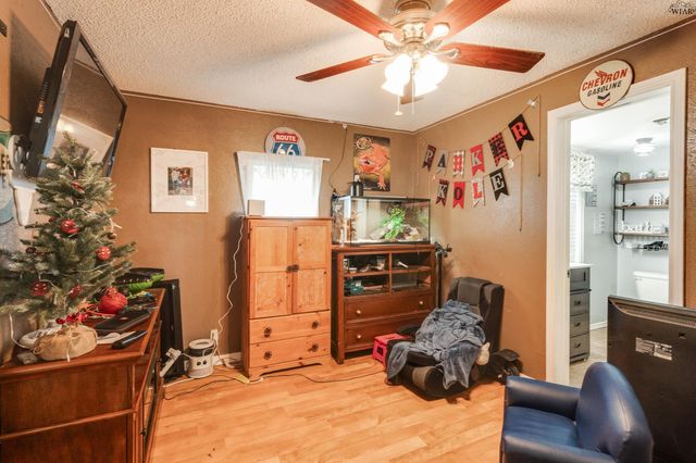 125 SOUTH GATE GARDENS STREET, Iowa Park, TX 76367