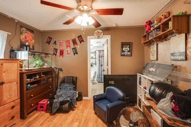 125 SOUTH GATE GARDENS STREET, Iowa Park, TX 76367