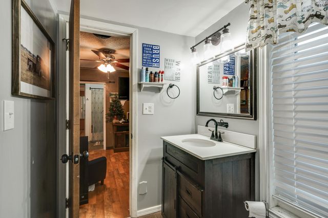 125 SOUTH GATE GARDENS STREET, Iowa Park, TX 76367