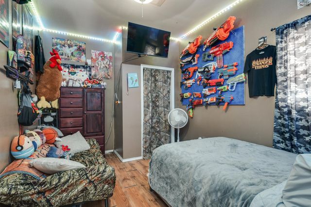 125 SOUTH GATE GARDENS STREET, Iowa Park, TX 76367