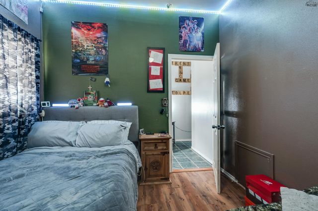 125 SOUTH GATE GARDENS STREET, Iowa Park, TX 76367