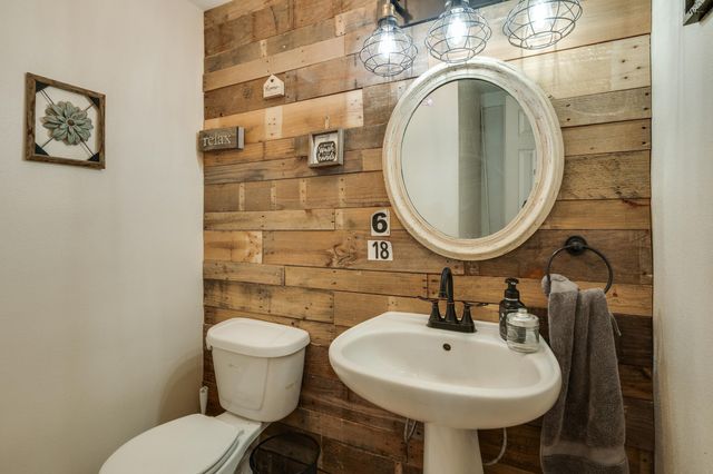 125 SOUTH GATE GARDENS STREET, Iowa Park, TX 76367