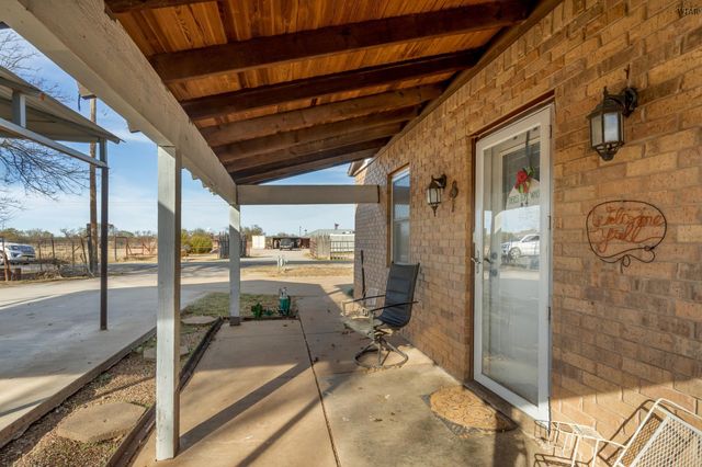 125 SOUTH GATE GARDENS STREET, Iowa Park, TX 76367