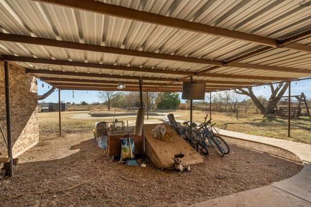 125 SOUTH GATE GARDENS STREET, Iowa Park, TX 76367