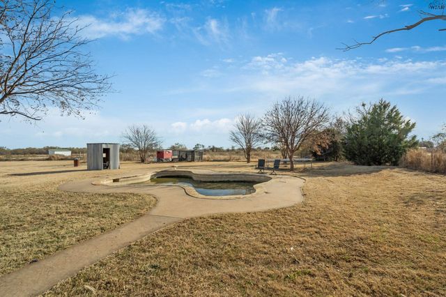 125 SOUTH GATE GARDENS STREET, Iowa Park, TX 76367
