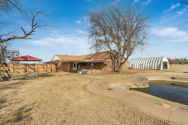 125 SOUTH GATE GARDENS STREET, Iowa Park, TX 76367