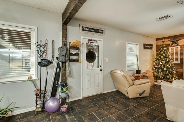 125 SOUTH GATE GARDENS STREET, Iowa Park, TX 76367