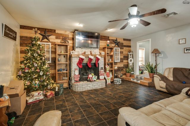 125 SOUTH GATE GARDENS STREET, Iowa Park, TX 76367