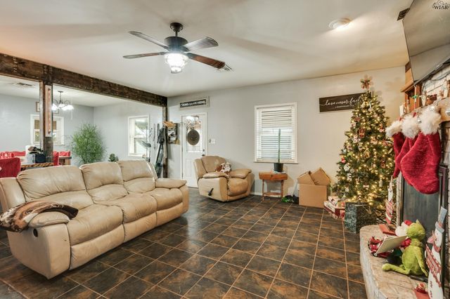 125 SOUTH GATE GARDENS STREET, Iowa Park, TX 76367