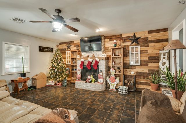 125 SOUTH GATE GARDENS STREET, Iowa Park, TX 76367