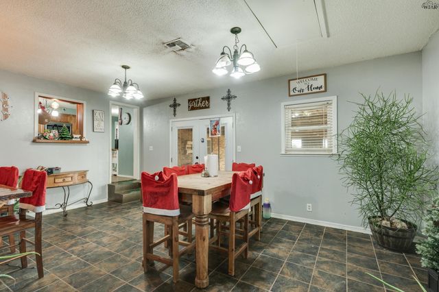 125 SOUTH GATE GARDENS STREET, Iowa Park, TX 76367