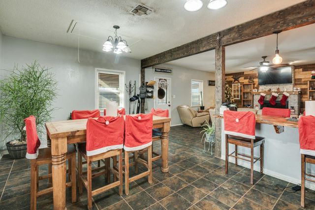 125 SOUTH GATE GARDENS STREET, Iowa Park, TX 76367