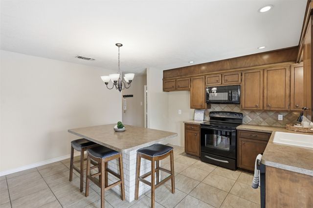 5527 Meadow Oak Street, North Richland Hills, TX 76180