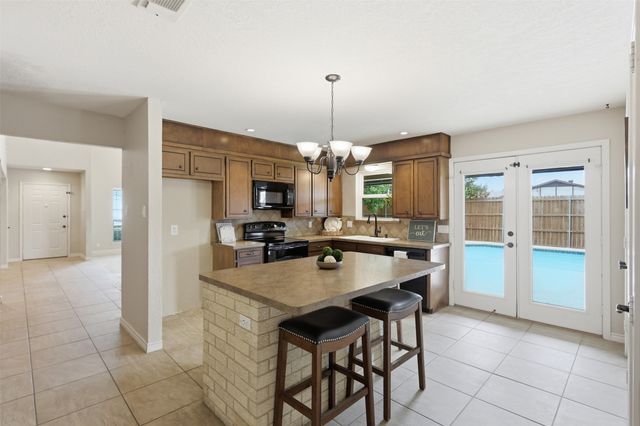 5527 Meadow Oak Street, North Richland Hills, TX 76180