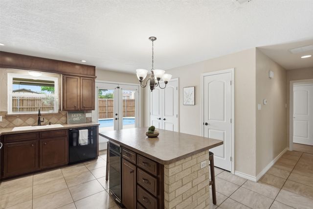 5527 Meadow Oak Street, North Richland Hills, TX 76180