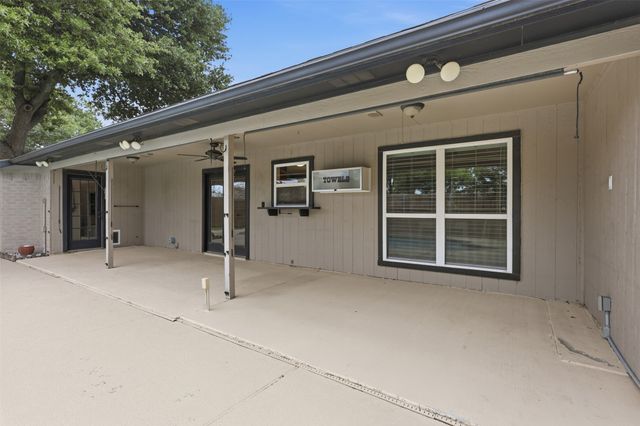 5527 Meadow Oak Street, North Richland Hills, TX 76180