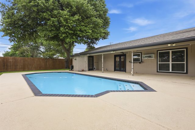 5527 Meadow Oak Street, North Richland Hills, TX 76180