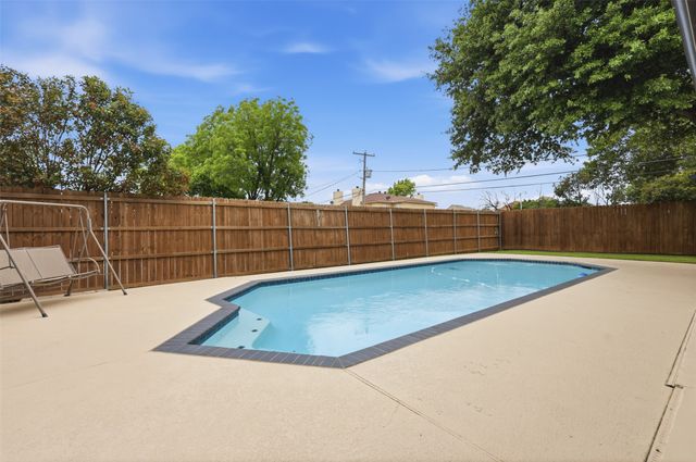 5527 Meadow Oak Street, North Richland Hills, TX 76180
