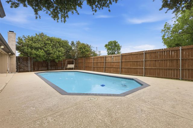 5527 Meadow Oak Street, North Richland Hills, TX 76180