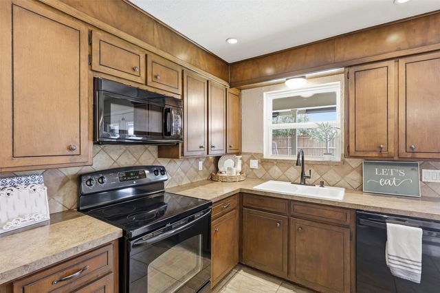 5527 Meadow Oak Street, North Richland Hills, TX 76180