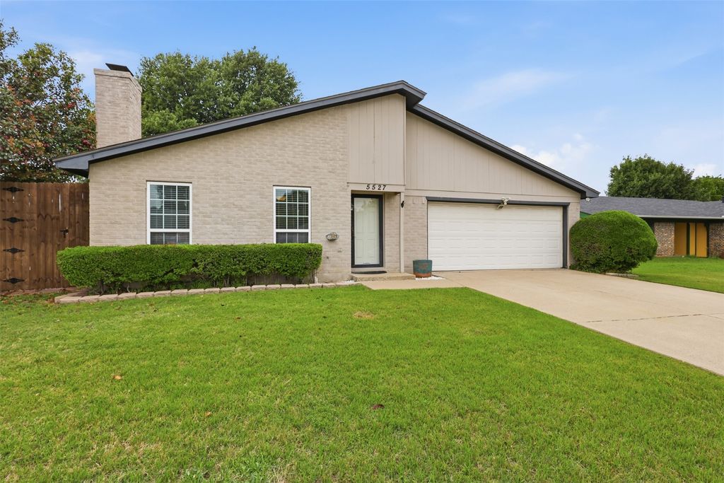 5527 Meadow Oak Street, North Richland Hills, TX 76180