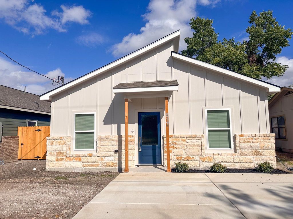 817 5th ST, Lockhart, TX 78644