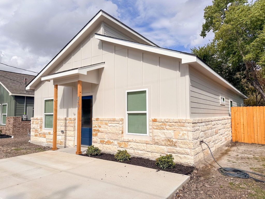 817 5th ST, Lockhart, TX 78644