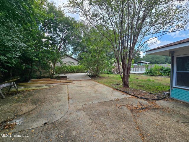 203 Eleanor Avenue, Pass Christian, MS 39571