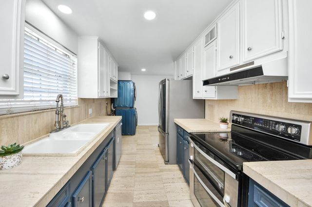 2711 Briarhurst Drive 18, Houston, TX 77057