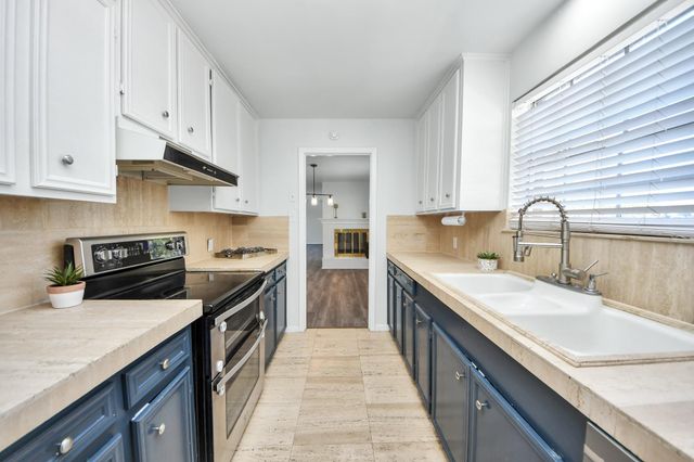 2711 Briarhurst Drive 18, Houston, TX 77057