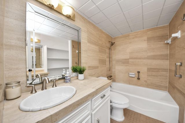 2711 Briarhurst Drive 18, Houston, TX 77057