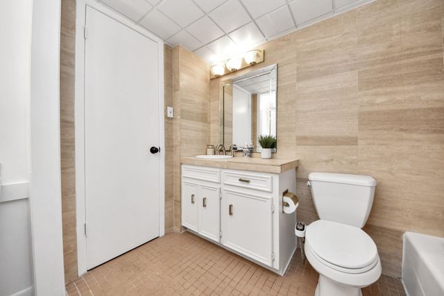 2711 Briarhurst Drive 18, Houston, TX 77057