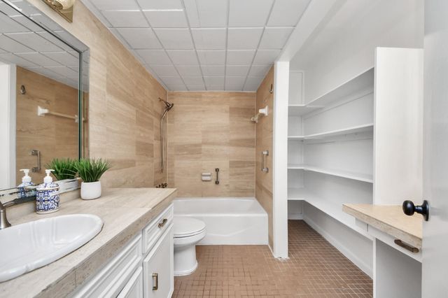 2711 Briarhurst Drive 18, Houston, TX 77057