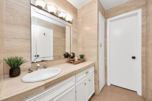 2711 Briarhurst Drive 18, Houston, TX 77057