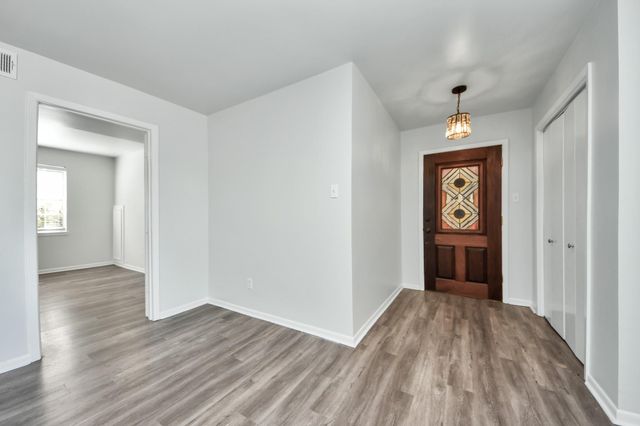 2711 Briarhurst Drive 18, Houston, TX 77057