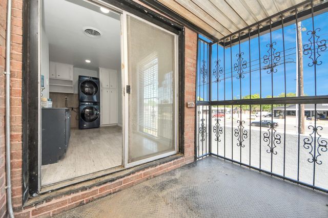 2711 Briarhurst Drive 18, Houston, TX 77057