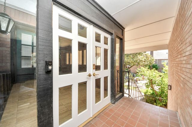 2711 Briarhurst Drive 18, Houston, TX 77057