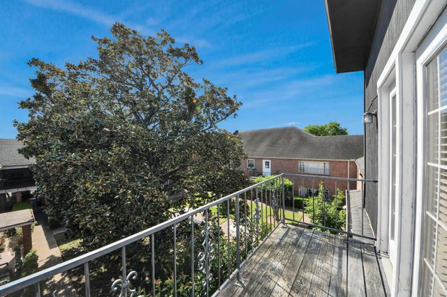 2711 Briarhurst Drive 18, Houston, TX 77057