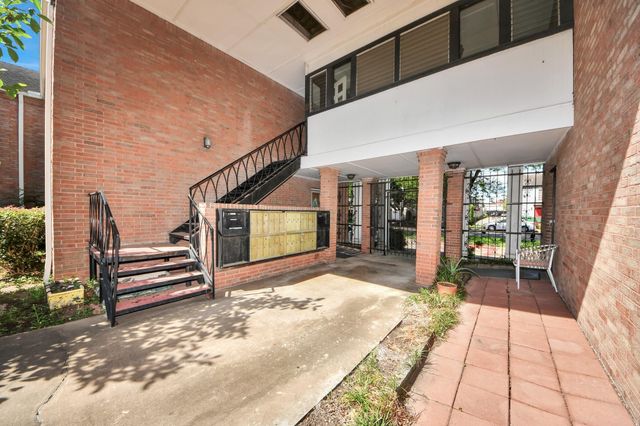 2711 Briarhurst Drive 18, Houston, TX 77057